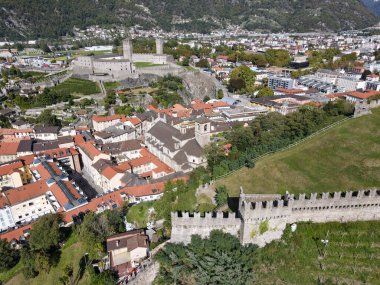 İsviçre Alplerindeki Bellinzona kasabasında insansız hava aracı görüntüsü