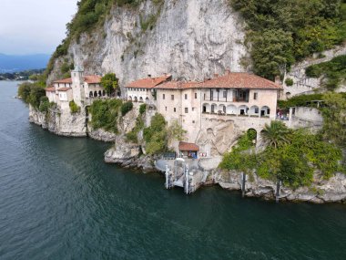 Santa Caterina del Sasso Manastırı 'ndaki İHA görüntüsü İtalya' daki Maggiore Gölü 'nde.