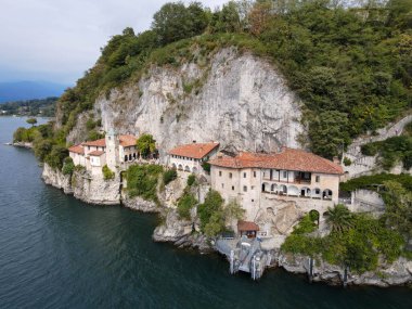 Santa Caterina del Sasso Manastırı 'ndaki İHA görüntüsü İtalya' daki Maggiore Gölü 'nde.