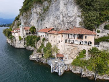 Santa Caterina del Sasso Manastırı 'ndaki İHA görüntüsü İtalya' daki Maggiore Gölü 'nde.