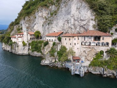 Santa Caterina del Sasso Manastırı 'ndaki İHA görüntüsü İtalya' daki Maggiore Gölü 'nde.