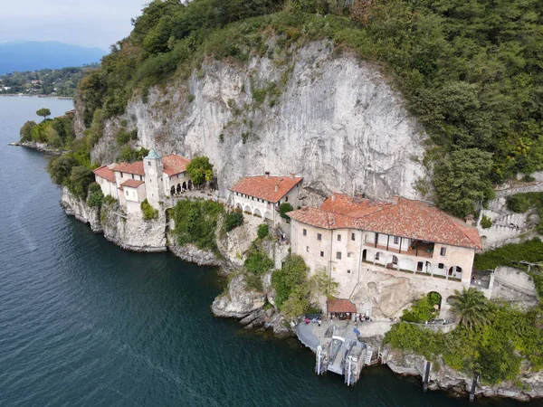 イタリアのマッジョーレ湖のサンタ カテリーナ サッソ修道院のドローンビュー — ストック写真