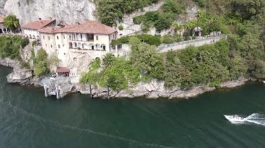 Santa Caterina del Sasso Manastırı 'ndaki İHA görüntüsü İtalya' daki Maggiore Gölü 'nde.