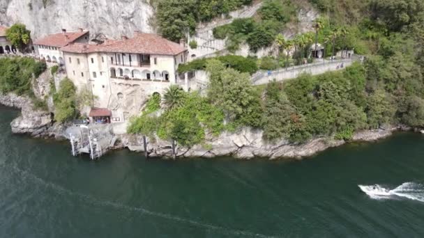 Vista Del Dron Monasterio Santa Caterina Del Sasso Lago Maggiore — Vídeo de stock