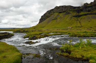 İzlanda 'daki Fossalar şelalesinin kırsal manzarası