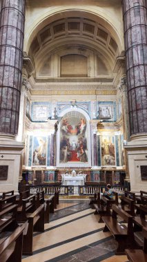 Oropa, İtalya - 4 Eylül 2022: İtalya 'daki Oropa bazilikasının iç mekanları