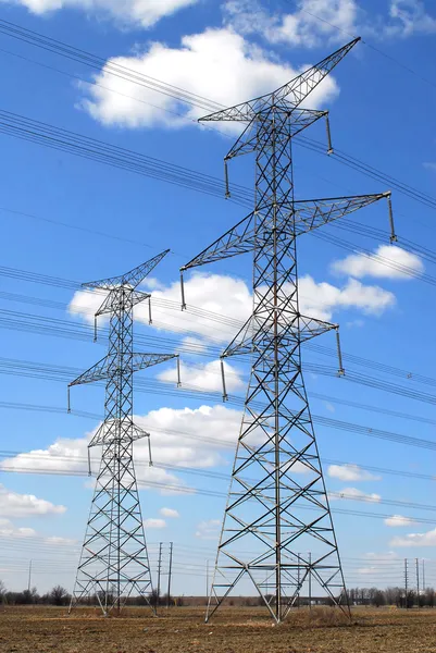 Torres de transmisión eléctrica — Foto de Stock