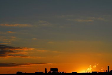 Turuncu günbatımı ve çatı siluet