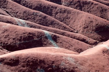 Kırmızı kil badlands tepeleri