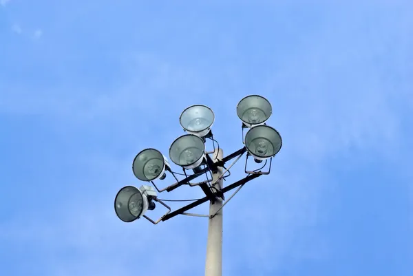 Projecteurs de stade sur ciel bleu — Photo