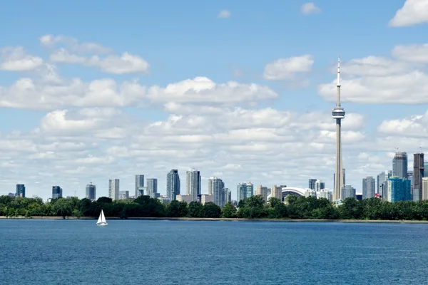 Toronto waterkant skyline en boot — Stockfoto