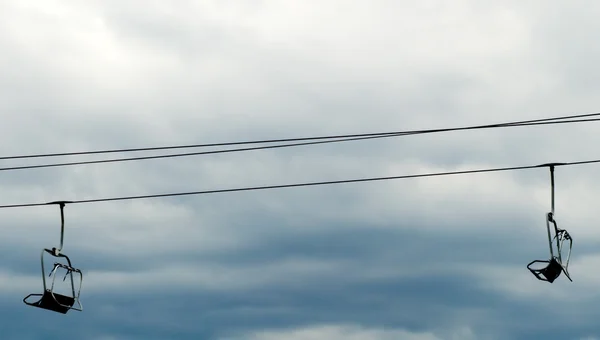 iki boş teleferik sandalye