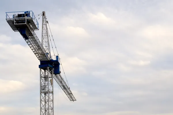 Grue de construction sur ciel couvert — Photo