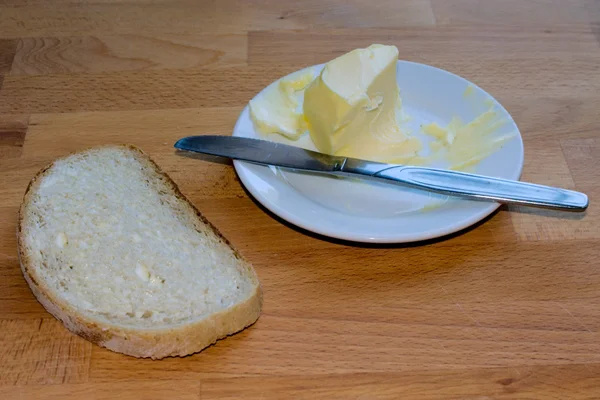 Pain avec beurre sur assiette — Photo