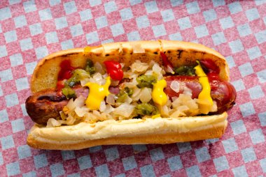 sosis ile bal çörek üzerinde