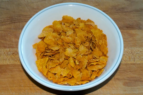 Schüssel mit Cornflakes auf dem Tisch — Stockfoto