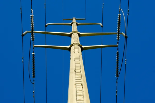 Mirando hacia arriba torre eléctrica — Foto de Stock