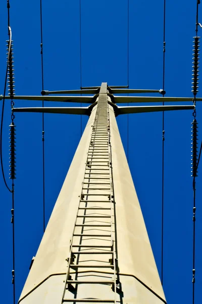 Vyhledávání žebříčku na elektrickou věž — Stock fotografie
