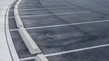 kavisli park yerleri ve curbs.