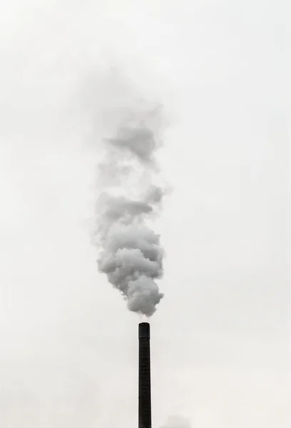 Dark smoke stack releasing smoke. — Stock Photo, Image