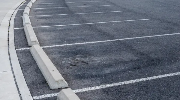 Gebogen parkeerplaatsen en opstanden. — Stockfoto