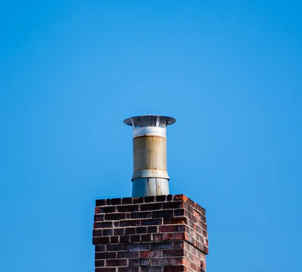 Dunkler Ziegelkamin und Filter am blauen Himmel. — Stockfoto