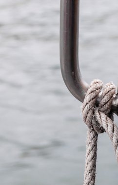 metal saplı suya yakın ip bağladılar.