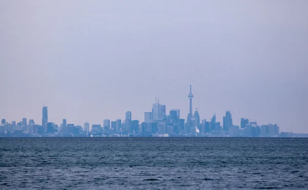 Dunstige Skyline von Toronto von jenseits des Wassers. — Stockfoto