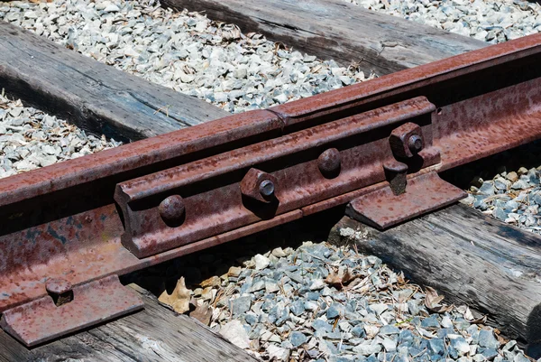 Zardzewiałe kolejowa więzi połączone śrubami. — Zdjęcie stockowe