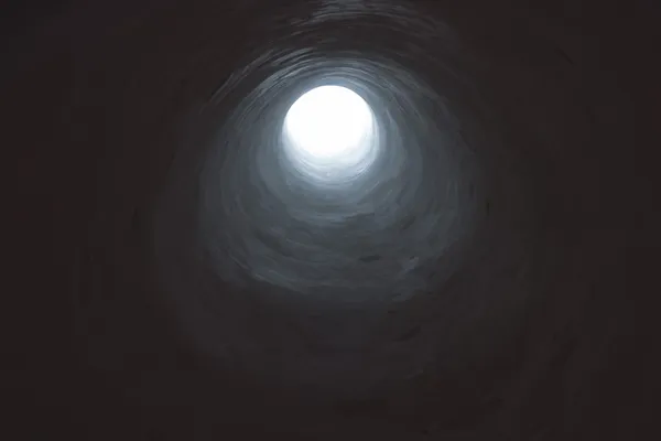 Ciemny tunel prowadzi do światła otworu. — Zdjęcie stockowe
