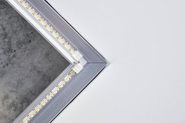 Kare alüminyum profilli LED ışığı soy. Konut binasında LED ışıklandırmalı esnek tavan, kapalı alanda fotoğraf, yakın çekim. Ev yenileme konsepti, onarım. Enerji tasarrufu teknolojisi arka planı