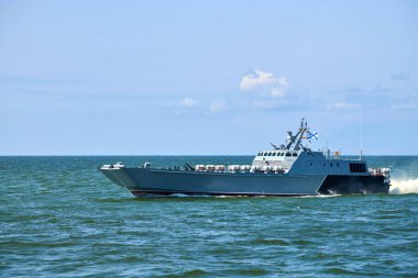 Durgun mavi deniz suyunda seyreden büyük, gri bir savaş gemisi. İniş aracı LCU karadan karaya çıkarma gücü taşıyor. Küresel iletişim, uluslararası güvenlik. Baltık Denizi, Rus Donanması