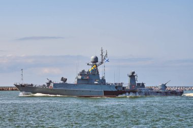 Deniz tatbikatları ve geçit törenleri sırasında büyük bir füze gemisi, Baltık Denizi 'nde Rus donanması tarafından güdümlü füze destroyeri. Modern askeri savaş gemisi dalgalı mavi denizde seyrediyor.