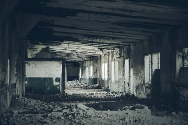 Terk edilmiş bina içi, karanlık ürkütücü koridor eski, harabe, eski endüstriyel fabrikaların kalıntıları, pis kentsel arka plan.