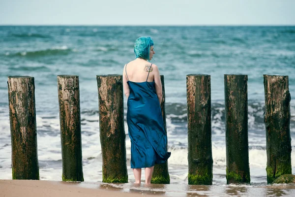 Mujer Pelo Azul Joven Vestido Largo Azul Oscuro Con Lindo — Foto de Stock