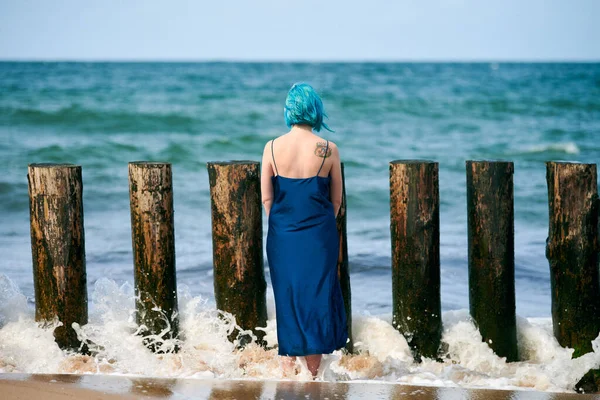 Mujer Pelo Azul Joven Vestido Largo Azul Oscuro Con Lindo — Foto de Stock