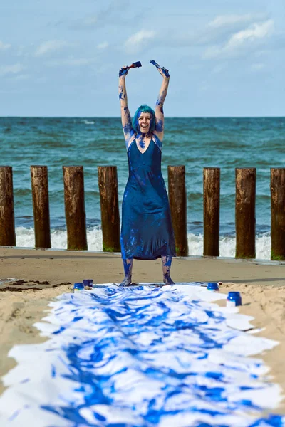 Joven Artista Performance Vestido Azul Oscuro Untado Con Pinturas Aguada —  Fotos de Stock