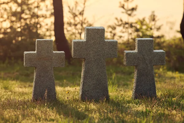Três Cruzes Pedra Católica Grama Verde Pôr Sol Cemitério Militar — Fotografia de Stock