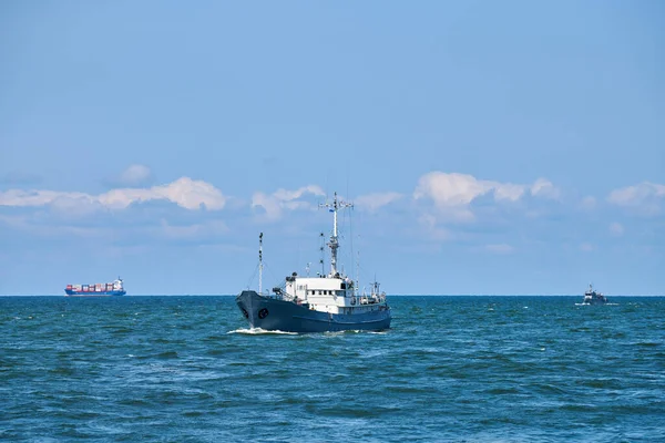 Onderzoeksschip Onderzoeksschip Patrouilleboot Helderblauwe Oostzee Marinepatrouilleschip Militair Schip Oorlogsschip Slagschip — Stockfoto