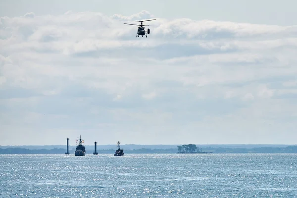 Navios Guerra Corveta Durante Exercícios Navais Manobras Helicóptero Sobre Água — Fotografia de Stock