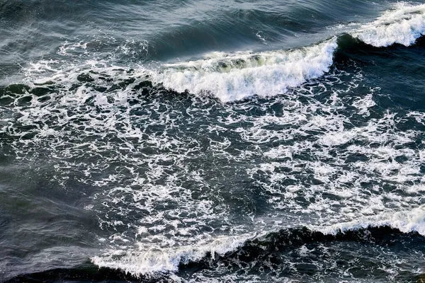 Глибоко Блакитні Морські Води Розмиваються Пінистими Хвилями Вид Повітря Океанські — стокове фото