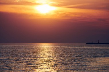 Gün batımı gökyüzü ile sakin deniz, güzel panoramik manzara. İnanılmaz dramatik günbatımı gökyüzü çeşitli renkler ve yükselen güneşin renkleri ve suda yansıması. Meditasyon okyanusu, romantik sakin deniz manzarası