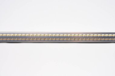 Evin ya da dairenin beyaz tavanındaki alüminyum profilli LED ışığı, kapalı alanda yakın çekim. Ev yenileme konsepti. Modern inşaat, enerji tasarrufu teknolojisi arka planı