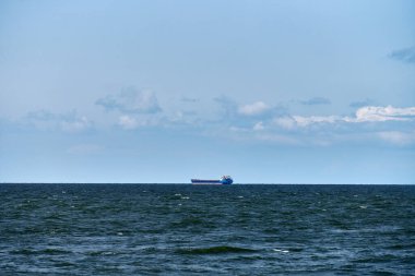 Konteynır kargo gemisi, ihracat ticaret lojistik ve ulaşım, açık denizde konteynır kargo gemisi. Yük taşımacılığı, deniz taşımacılığı, denizcilik gemisi