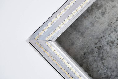 Kare alüminyum profilli LED ışığı soy. Konut binasında LED ışıklandırmalı esnek tavan, kapalı alanda fotoğraf, yakın çekim. Ev yenileme konsepti, onarım. Enerji tasarrufu teknolojisi arka planı