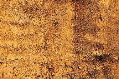 Kaba sarı duvar dokusunun soyut arkaplanı, kopyalama alanı. Antika çizilmiş ve hasarlı grunge yüzeyi