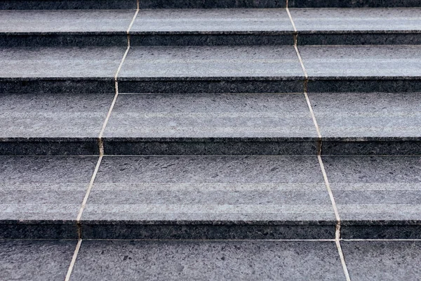 石と大規模な階段のような灰色の質感 広い花崗岩のはしご フロントビュー 広い石段 抽象的な階段 市内の階段 花崗岩の階段 ランドマークやモニュメントでよく見られる石段 — ストック写真
