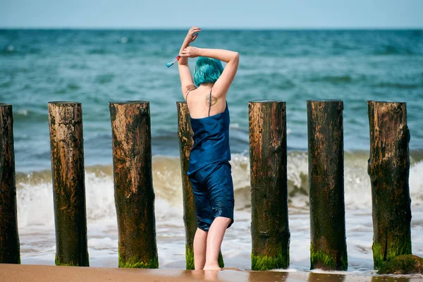 Hermosa Artista Actuación Mujer Pelo Azul Vestido Azul Oscuro Pie — Foto de Stock