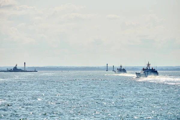 Kustbevakning Rädda Och Stödja Patrullbåtar För Försvar Segling Blått Hav — Stockfoto