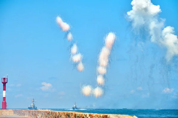 白色碳纤维云使海军驱逐舰不受反舰导弹的攻击 在军事表演期间发射反导弹 蓝天背景 正在进行战斗训练的军舰 波罗的海的火船 — 图库照片